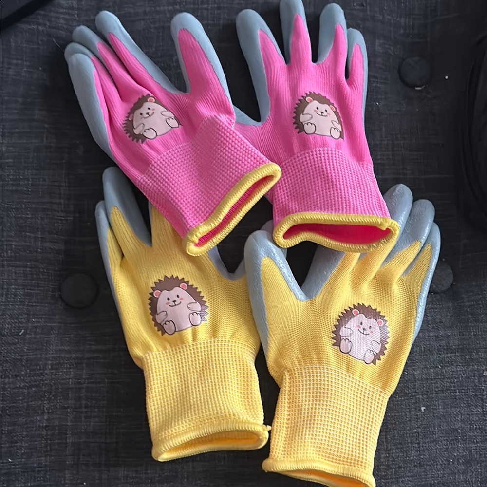 6-8 year old Cute Hedgehog Gardening Gloves